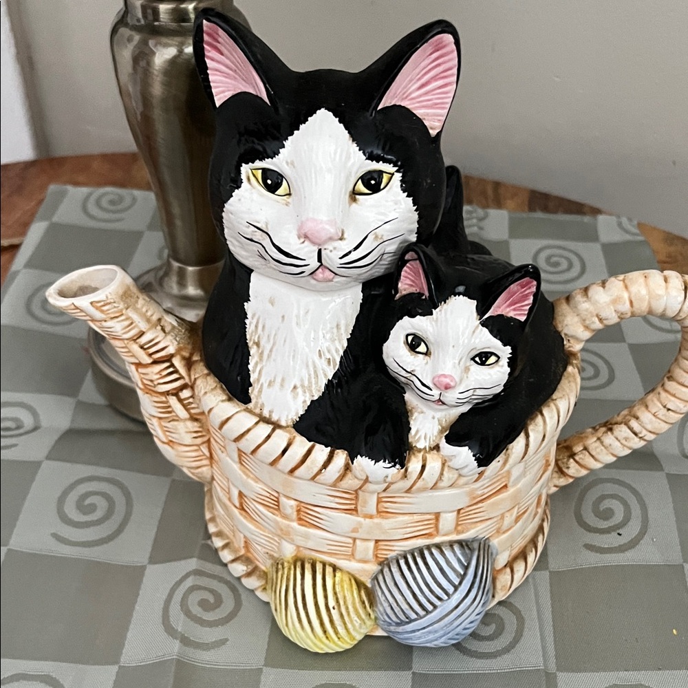 Boston warehouse cat & kittens ceramic Teapot  vintage 1992
